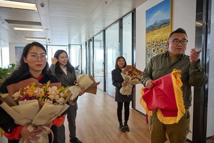 盘龙区“实力北岸”业委会向安胜律所赠送锦旗