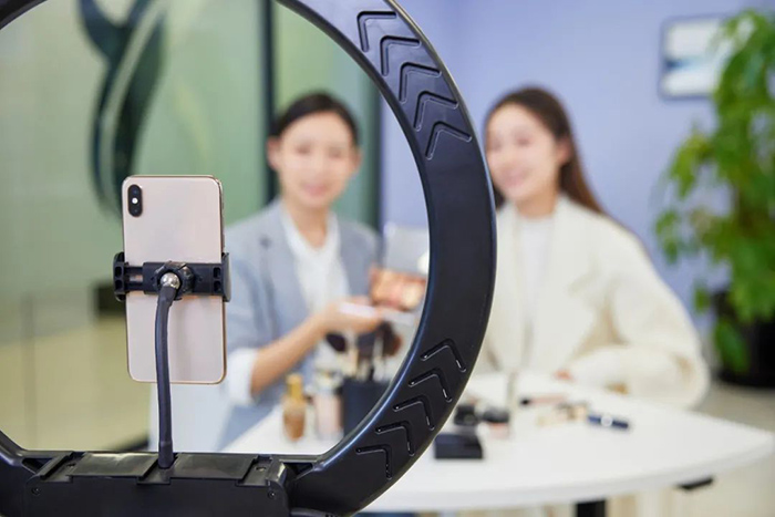 安胜热点丨“网红”博出位，挨罚被解约